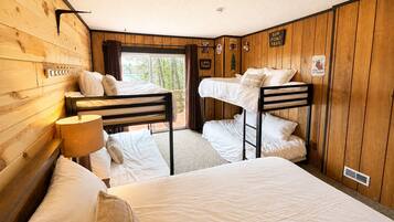 4 bedrooms, iron/ironing board, free WiFi, bed sheets