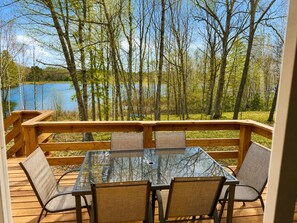 Outdoor dining - Serenity Now 4BR Lakefront Cabin + Trail Access - Sleeps 12 (Hurley)