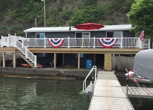 2 bedroom 1.5 bath - cottage in welcoming Aurora on Cayuga Lake!