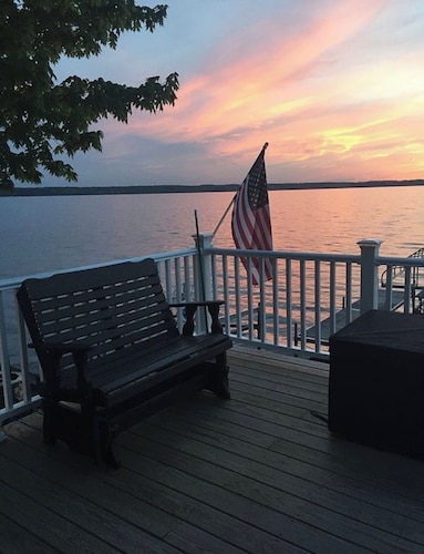 2 bedroom 1.5 bath - cottage in welcoming Aurora on Cayuga Lake!
