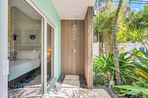 Regadera, secadora de cabello, toallas 