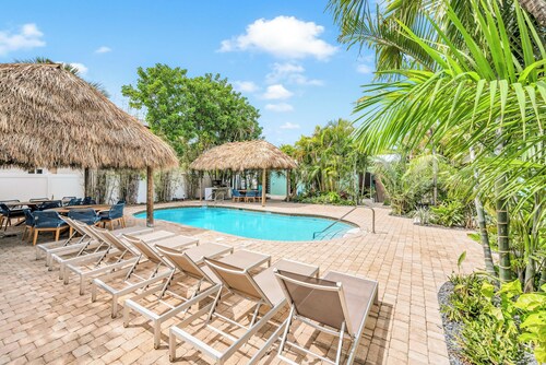 Walk to Beach / Secluded Retreat / Heated Pool / Lost Shaker by the Sea