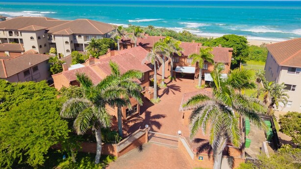 A coastal residential area with houses, palm trees, and a view of the ocean. - Central Location |Beach Access  | Patio (Margate)