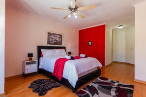Tabla de planchar con plancha, wifi y ropa de cama 