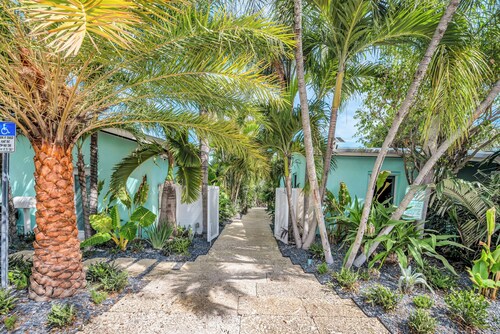 Walk to Beach / Shared Heated Pool / Lost Shaker Two