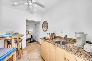 Frigorífico, microondas, placa de cocina y cafetera o tetera