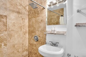 Shower, hair dryer, towels - Walk to Beach / Shared Heated Pool / Lost Shaker Four (Lauderdale-by-the-Sea)
