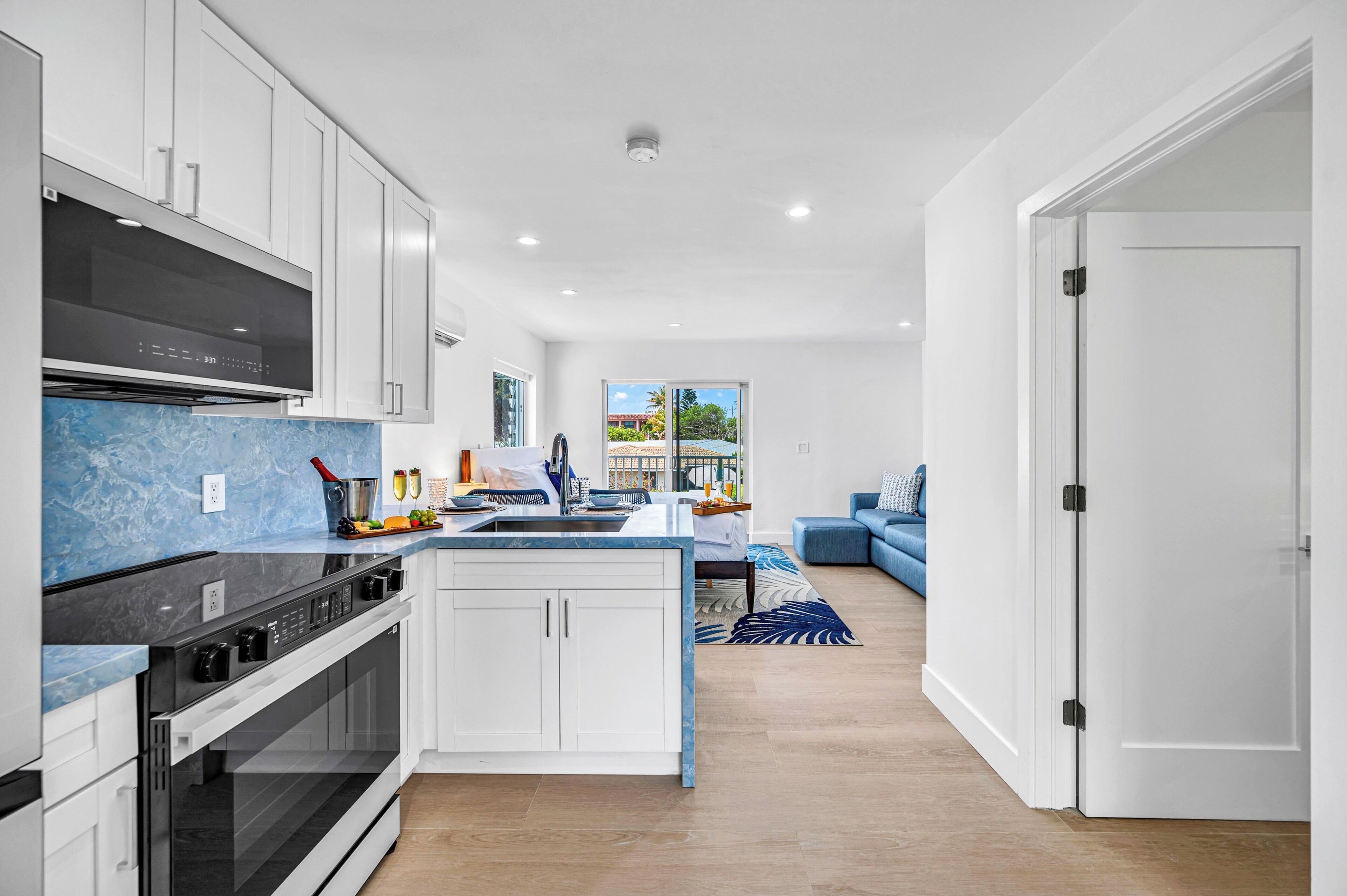 Refrigerador, microondas, horno, placa de cocina