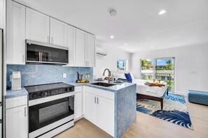 Geladeira, micro-ondas, fogão, cooktop