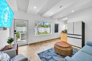 Interior - Walk to Beach / Shared Heated Pool / Lost Shaker Eight (Lauderdale-by-the-Sea)