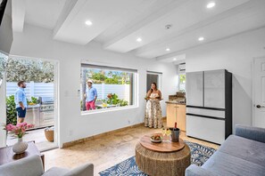 Interior - Walk to Beach / Shared Heated Pool / Lost Shaker Eight (Lauderdale-by-the-Sea)