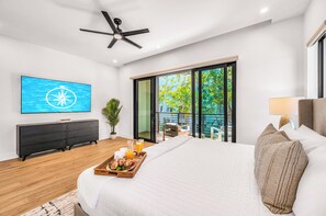 Escritorio, tabla de planchar con plancha, wifi gratis y ropa de cama 