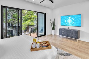 Desk, iron/ironing board, free WiFi, bed sheets - Two Townhouses / Heated Pools / Centrally Located / Malibu Key (Fort Lauderdale)