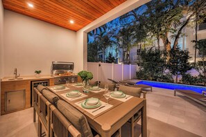 Outdoor dining - Two Townhouses / Heated Pools / Centrally Located / Malibu Key (Fort Lauderdale)