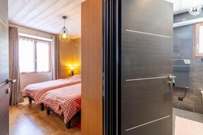 2 slaapkamers, een strijkplank/strijkijzer, gratis wifi, beddengoed