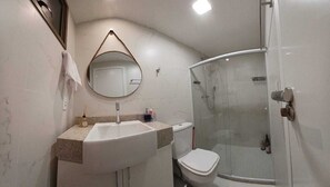 Sèche-cheveux, serviettes fournies, savon, papier toilette