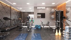 A gym with treadmills, elliptical machines, and free weights. - Fantastic Apartment by the Beach, 24/7 Security, Parking Garage (Vila Velha)