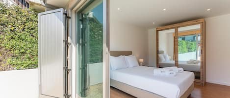 2 bedrooms, iron/ironing board, Internet, bed sheets