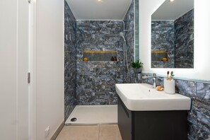 Shower, hair dryer - Cirrhata - Cosy Pet Friendly Coastal House with Hot Tub and Sea Views (Portwrinkle)