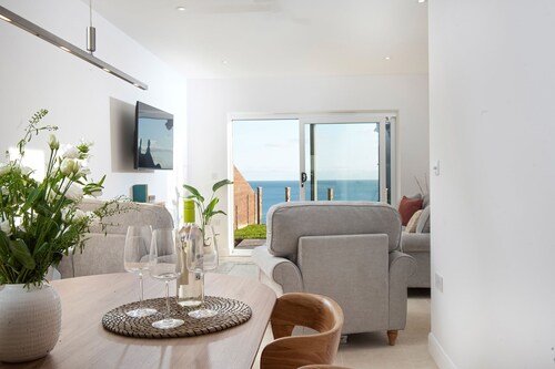 Cirrhata - Cosy Pet Friendly Coastal House with Hot Tub and Sea Views