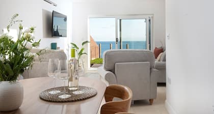 Cirrhata - Cosy Pet Friendly Coastal House with Hot Tub and Sea Views