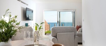 Cirrhata - Cosy Pet Friendly Coastal House with Hot Tub and Sea Views