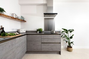 Kühlschrank, Mikrowelle, Ofen, Herdplatte