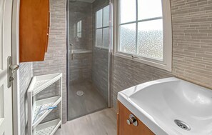 Shower - 3 bedroom nice home in Färjestaden (Färjestaden)