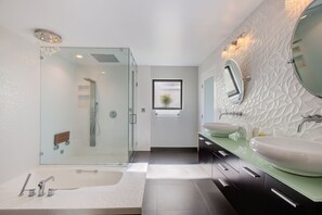 Shower, jetted bath, hair dryer, bidet - Hollywood Hills - Universal Studios- 4Bedroom- Sunset Views!!! (Los Angeles)