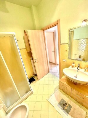 Shower, bidet - TRILO OSIMO MARCELLI - Delightful three-room apartment with garden near the sea (Marcelli)