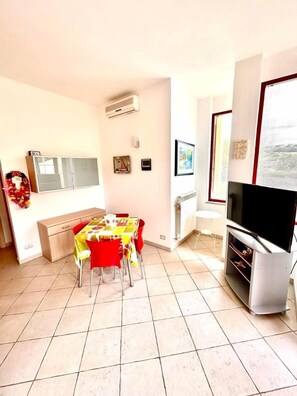 Dining - TRILO OSIMO MARCELLI - Delightful three-room apartment with garden near the sea (Marcelli)