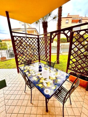 Outdoor dining - TRILO OSIMO MARCELLI - Delightful three-room apartment with garden near the sea (Marcelli)