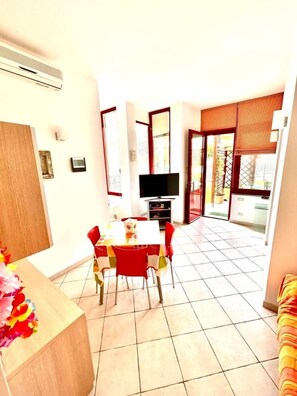 Smart TV - TRILO OSIMO MARCELLI - Delightful three-room apartment with garden near the sea (Marcelli)
