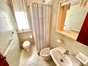 Shower, bidet - TRILO EUGENIO MARCELLI - Comfortable three-room apartment with a/c near the sea (Marcelli)