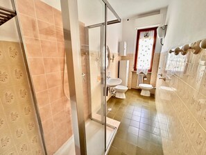 Shower, bidet - TRILO ANTONIO NUMANA - Large apartment in strategic location (Numana)