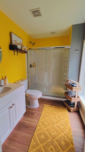 Dusche, Haartrockner, Handtücher, Seife