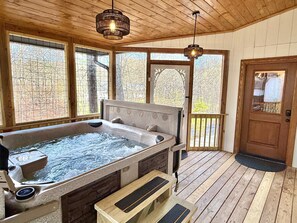 Indoor spa tub - Dolly's Harmony Haven: Free Tickets/ Walking to Dollywood (Sevierville)