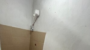 A small bathroom with a toilet, bidet, and a blue trash bin. - HOTEL Y PIZZERIA CASA INN (Xalapa)