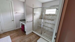 Shower, towels, shampoo - 1120-Spacious 4BR All Suites - 20 min to Disney (Kissimmee)