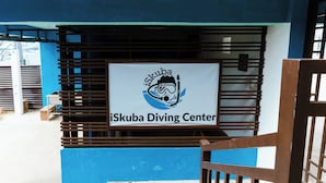 Señal del centro de buceo iSkuba.