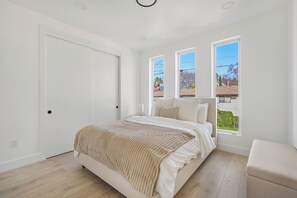 2 habitaciones, tabla de planchar con plancha, wifi y ropa de cama 
