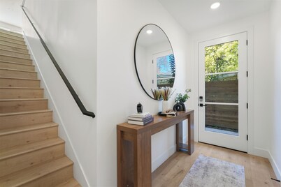 Cozy Midtown Retreat 2BR/2BA PRIVATE GARAGE