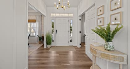 Luxury Retreat Perfect for Family Events, Sleeps 13 people.