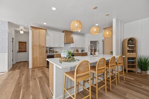 Private kitchen - Luxury Retreat Perfect for Family Events, Sleeps 13 people. (Charlotte)