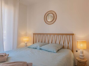 Room - SAINTE-MAXIME - 2 BEDROOMS - IN THE HEART OF THE CITY CENTER - CLOSE TO THE BEACH (STE MAXIME)