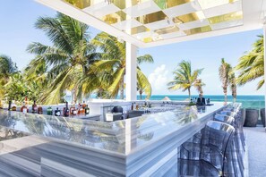 Bar (on property) - Studio at Hotel Mousai Cancun-Oceanview Adults Only Luxury Retreat (Cancún)
