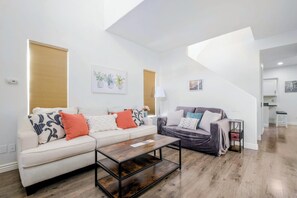 Living area - Spacious Welcoming Tempe Retreat Near Local Attractions 3BR Retreat 2.5 Baths (Tempe)