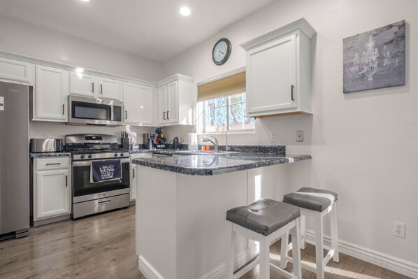 Private kitchen - Spacious Welcoming Tempe Retreat Near Local Attractions 3BR Retreat 2.5 Baths (Tempe)