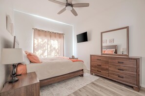 Room - Spacious Welcoming Tempe Retreat Near Local Attractions 3BR Retreat 2.5 Baths (Tempe)