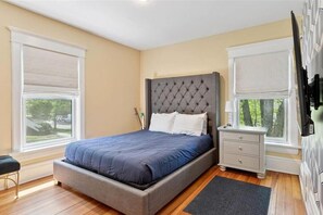 Tabla de planchar con plancha, wifi, ropa de cama